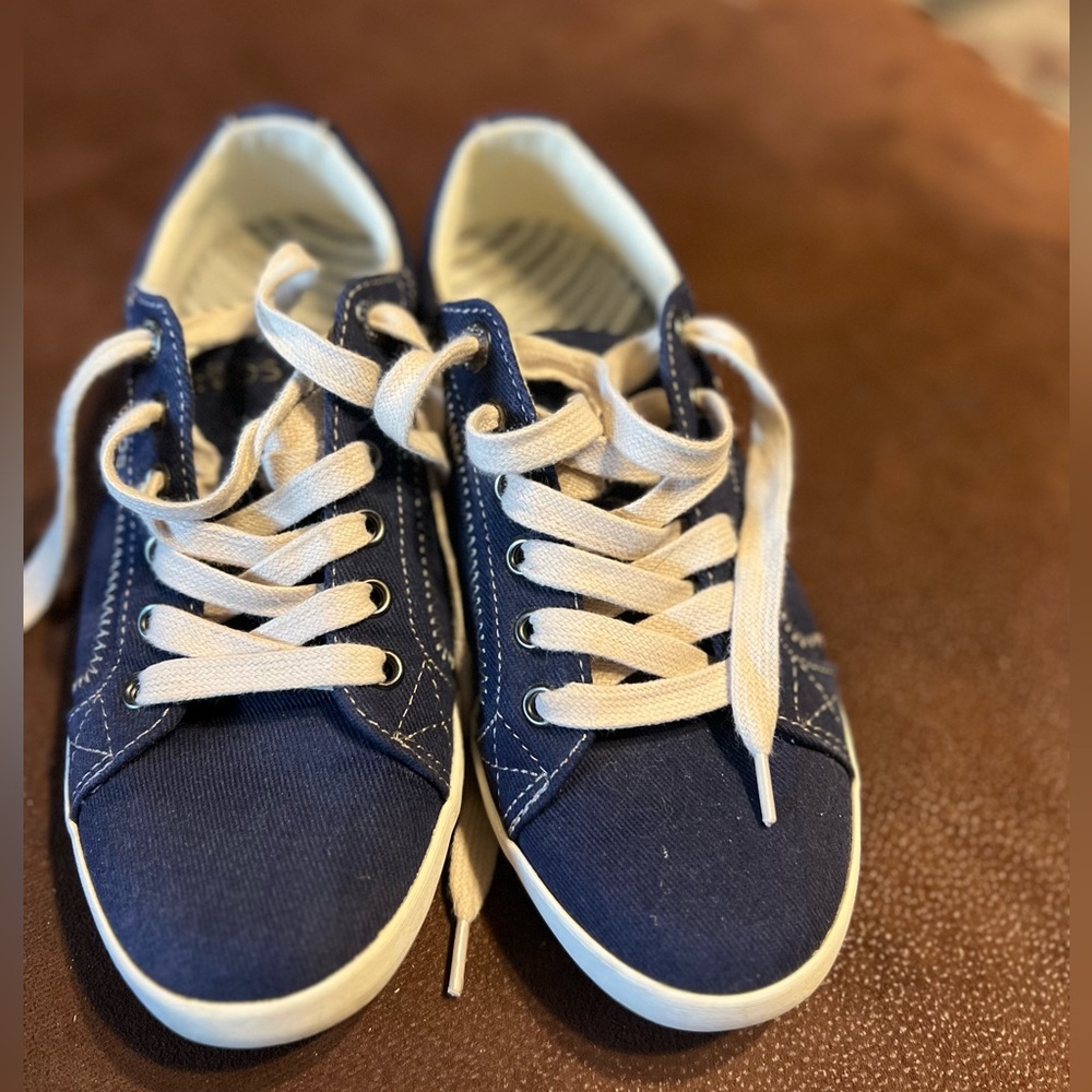 Taos Star Navy sneakers size 7